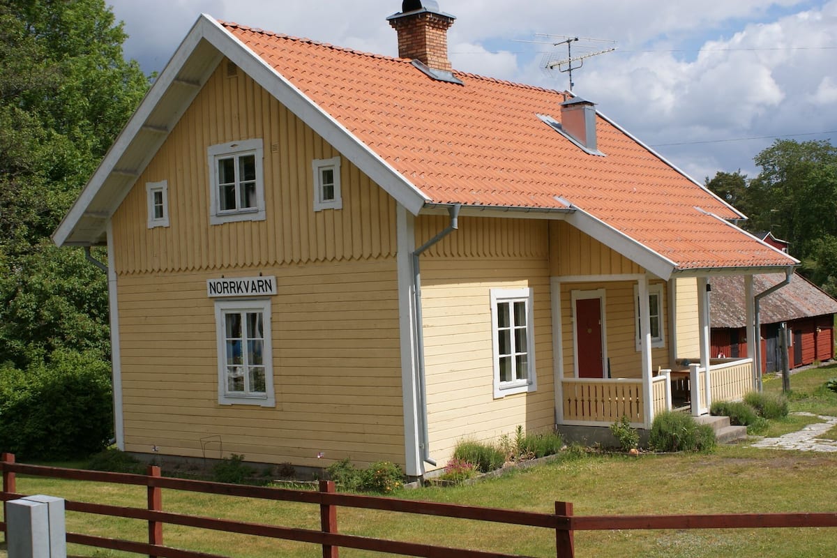 Cabin | Individually decorated, desk, blackout curtains, iron/ironing board