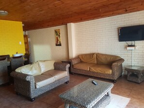 Premium-Chalet | Wohnbereich | 32-Zoll-LCD-Fernseher mit Satellitenempfang