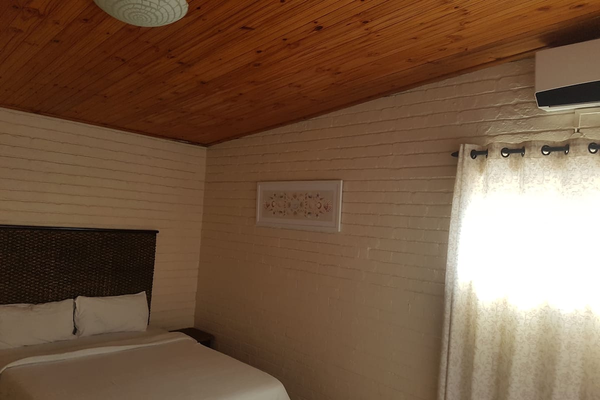 1 Schlafzimmer, individuell eingerichtet, Verdunkelungsvorhänge