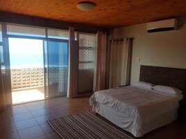 Muebles diferentes, cortinas blackout y tabla de planchar con plancha 