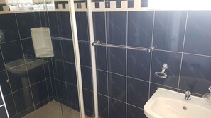 Executive Chalet | Bathroom shower - Golden Dawn Chalets (La Mercy)