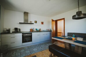 Kühlschrank, Ofen, Herdplatte, Wasserkocher