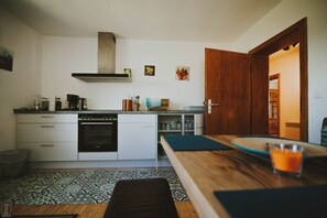 Kühlschrank, Ofen, Herdplatte, Wasserkocher