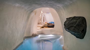 Een binnenzwembad, een verwarmd zwembad