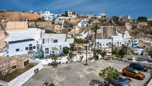 A coastal village with white buildings, a rocky terrain, and parked cars. - Mystagoge Retreat with subterranean pool/jacuzzi (Vothonas)