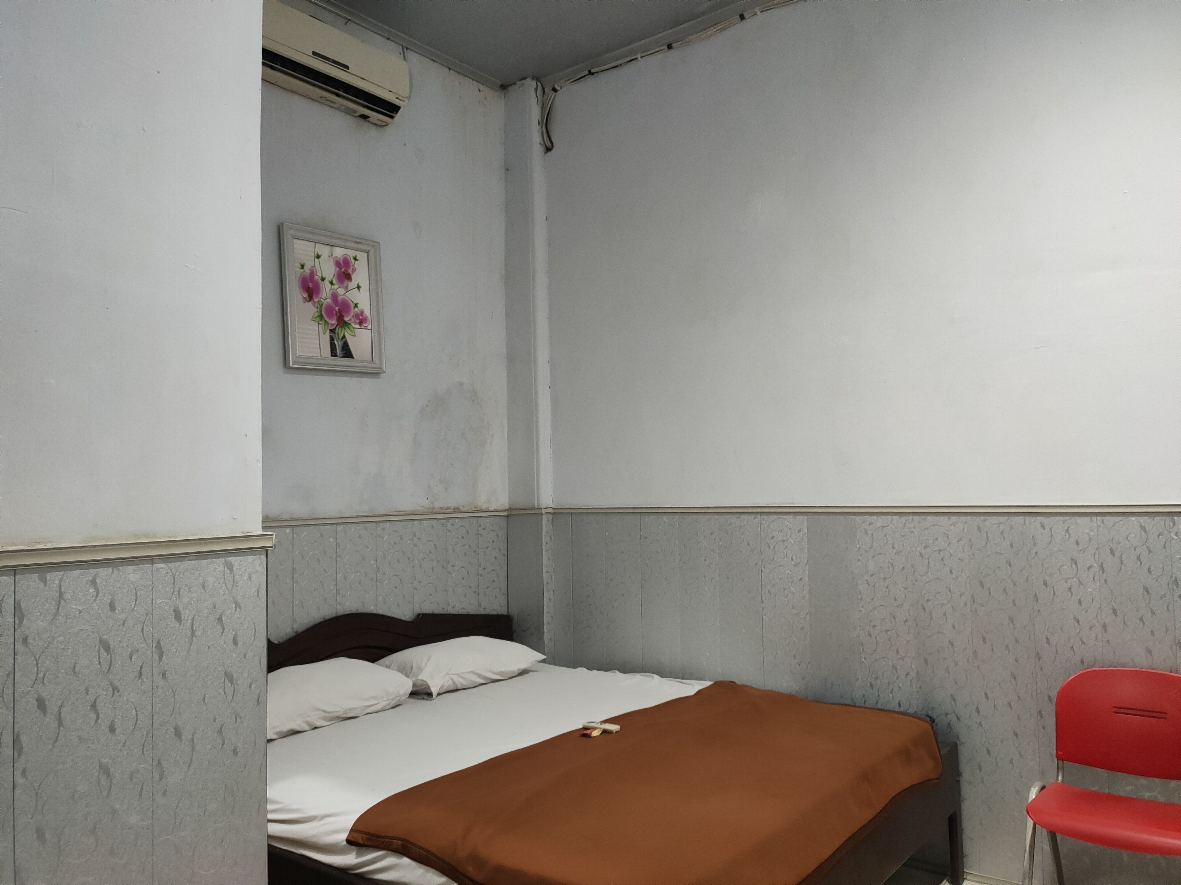 standard double room | desk, bed sheets