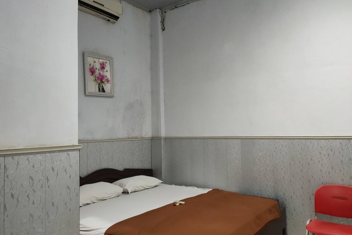 standard double room | desk, bed sheets