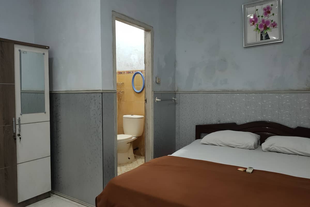 standard double room | desk, bed sheets