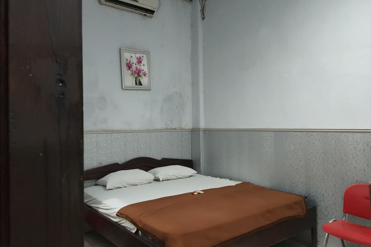 standard double room | desk, bed sheets