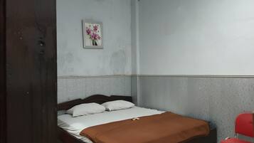Kamar Double Standar | Meja kerja dan seprai linen