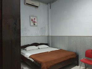 Kamar Double Standar | Meja kerja dan seprai linen