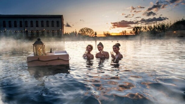 A hot spring with three people, a lantern, and a building in the background. - House by the sea, 2 km from Baratti gulf & Etruscan archaeological park (Stazione di Populonia)