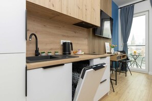 Een koelkast, een microgolfoven, een kookplaat, een vaatwasser