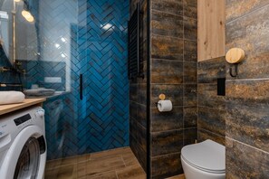 Douche, articles de toilette gratuits, sèche-cheveux