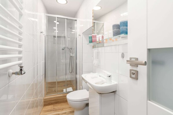 Shower, hair dryer, towels, shampoo