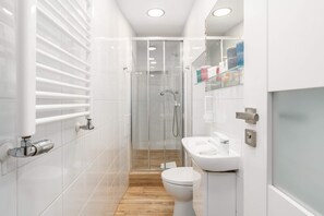 Dutxa, assecador de cabells, tovalloles i sabó 