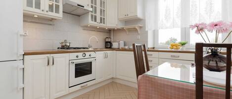 Kjøleskap, mikrobølgeovn, ovn og kokeplater