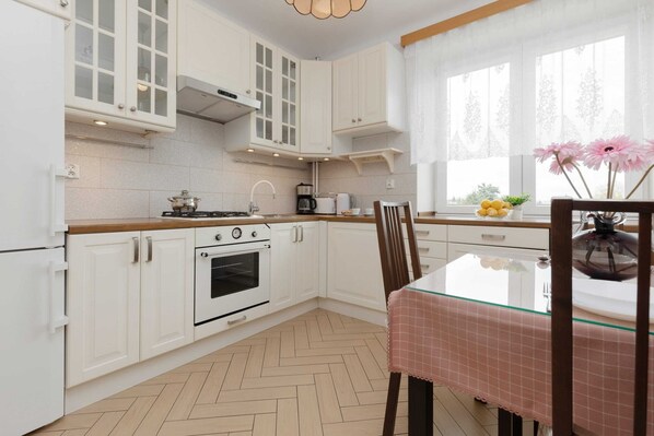 Kühlschrank, Mikrowelle, Ofen, Herdplatte