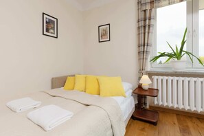 Een strijkplank/strijkijzer, wifi, beddengoed