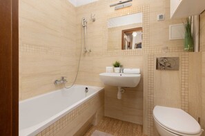 Een bad, zeep, shampoo