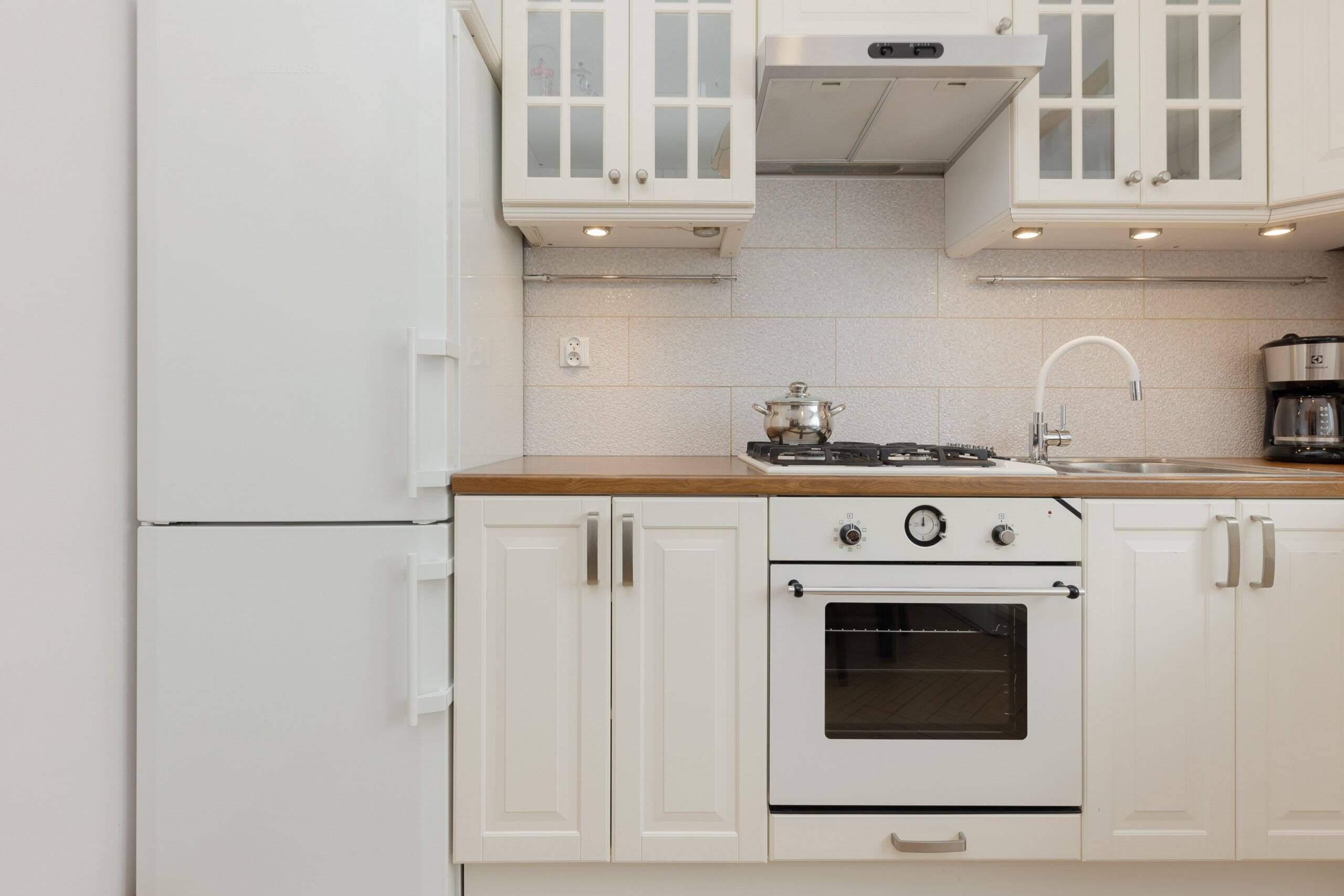 Kylskåp, mikrovågsugn, ugn och spishäll