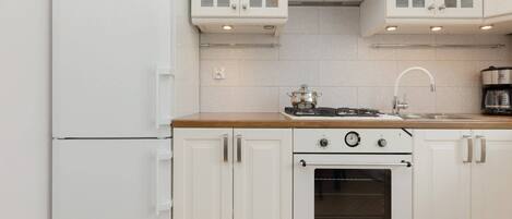 Kühlschrank, Mikrowelle, Ofen, Herdplatte