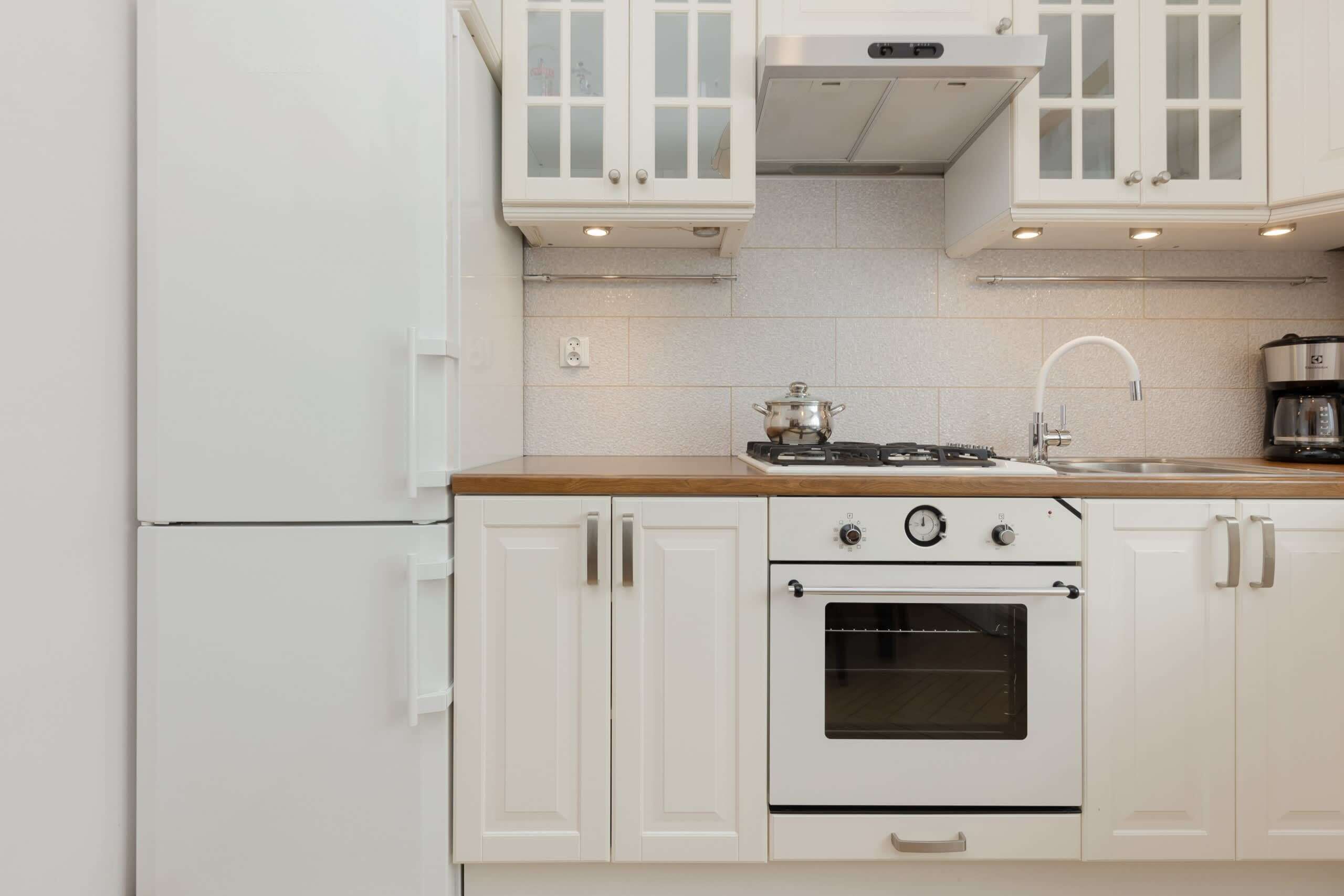 Kjøleskap, mikrobølgeovn, ovn og kokeplater