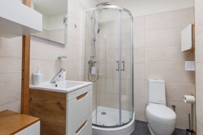 Douche, sĂšche-cheveux, serviettes fournies