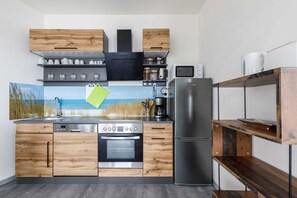 Kahvin-/teenkeitin, jääkaappi, uuni, liesi