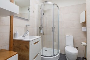 Douche, sèche-cheveux, serviettes fournies, shampoing