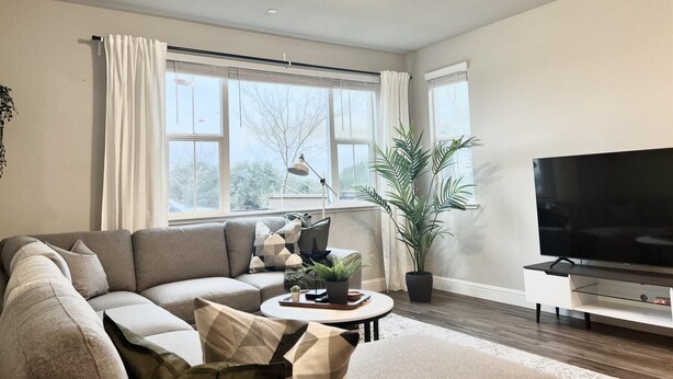 Living area - Tranquil Modern Vacation Home w Valley View (Roseville)
