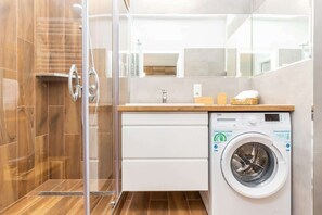 Dusche, Haartrockner, Handtücher, Shampoo