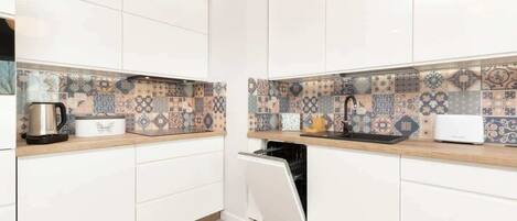 Fridge, microwave, stovetop, dishwasher