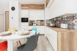 Refrigerador, microondas, parrilla de estufa y lavavajillas 