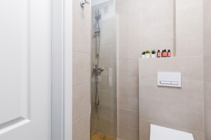 Ducha, secador de pelo, toallas