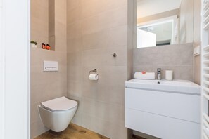 Dusche, Haartrockner, Handtücher