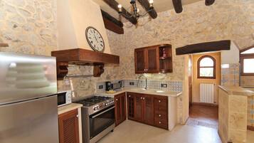 Een koelkast, een magnetron, een oven, een kookplaat