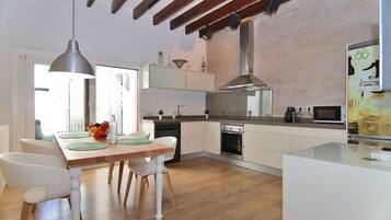 Een koelkast, een microgolfoven, een oven, een kookplaat