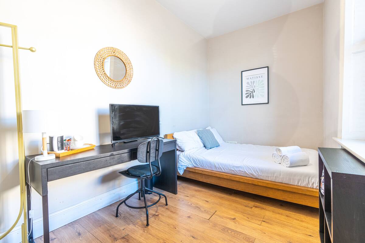 Standard Double Room | Laptop workspace