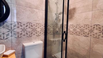 Habitación económica | Baño | Ducha y secador de pelo