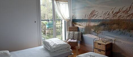 3 slaapkamers, een strijkplank/strijkijzer, beddengoed