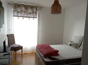 3 quartos, ferros/tábuas de passar roupa, roupa de cama