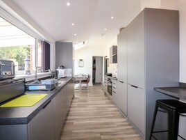 Cottage | Private kitchen | Fridge, dishwasher, electric kettle, toaster