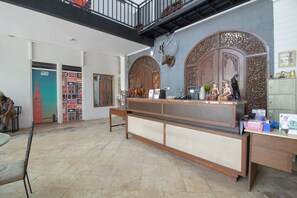 Reception - OYO 3283 Bwalk Hotel (Malang)