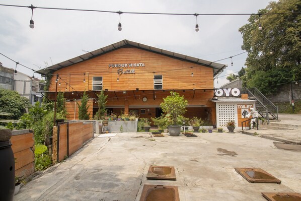 Exterior - OYO 3283 Bwalk Hotel (Malang)