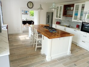 Kylskåp, mikrovågsugn, ugn och diskmaskin