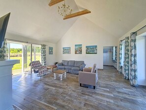 Smart-tv, dvd-spelare, bordsfotboll och böcker