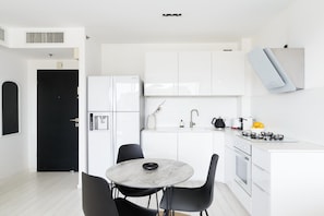 Refrigerador, microondas, horno y lavavajillas 
