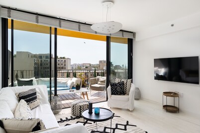 MAMAD Bright & Chic Condo with Pool & Unique View by FeelHome