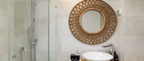 Shower, hair dryer, towels